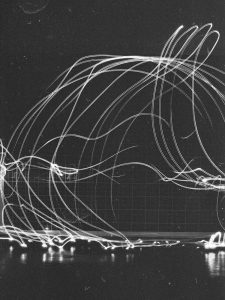 Paulina Brunner, Mädchen ein Taschentuch faltend I, 2021