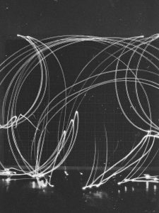 Paulina Brunner, Mädchen ein Taschentuch faltend II, 2021